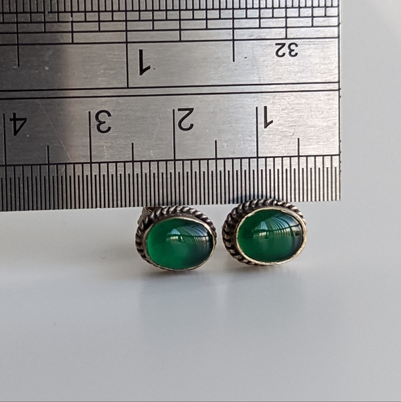 Small green stone silver stud earrings - Picture 8 of 8
